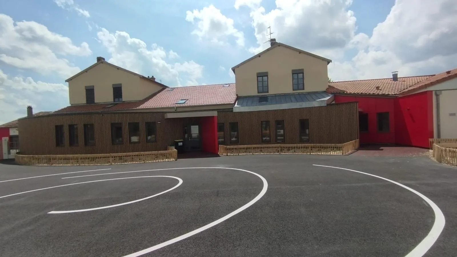 Groupe Scolaire de Chaussan — façade rénovée